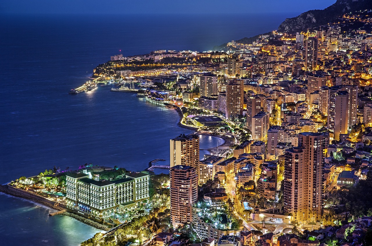 Monaco in der blauen Stunde, angestrahlt