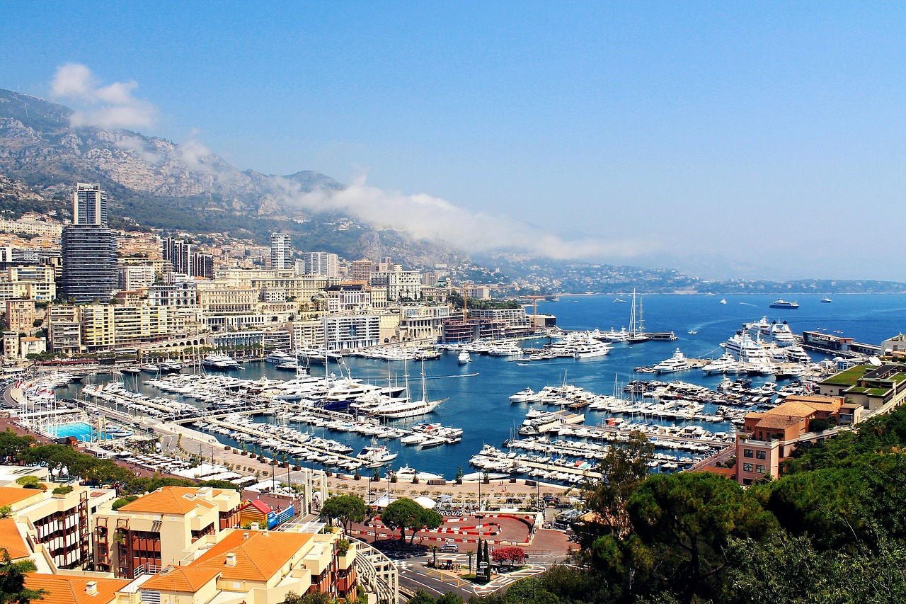 Monaco Stadt und Bucht mit Hafen